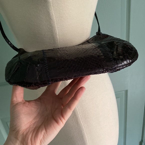 VINTAGE 80s black/brown snake skin shoulder/crossbody bag with hand charm zipper - Picture 5 of 9